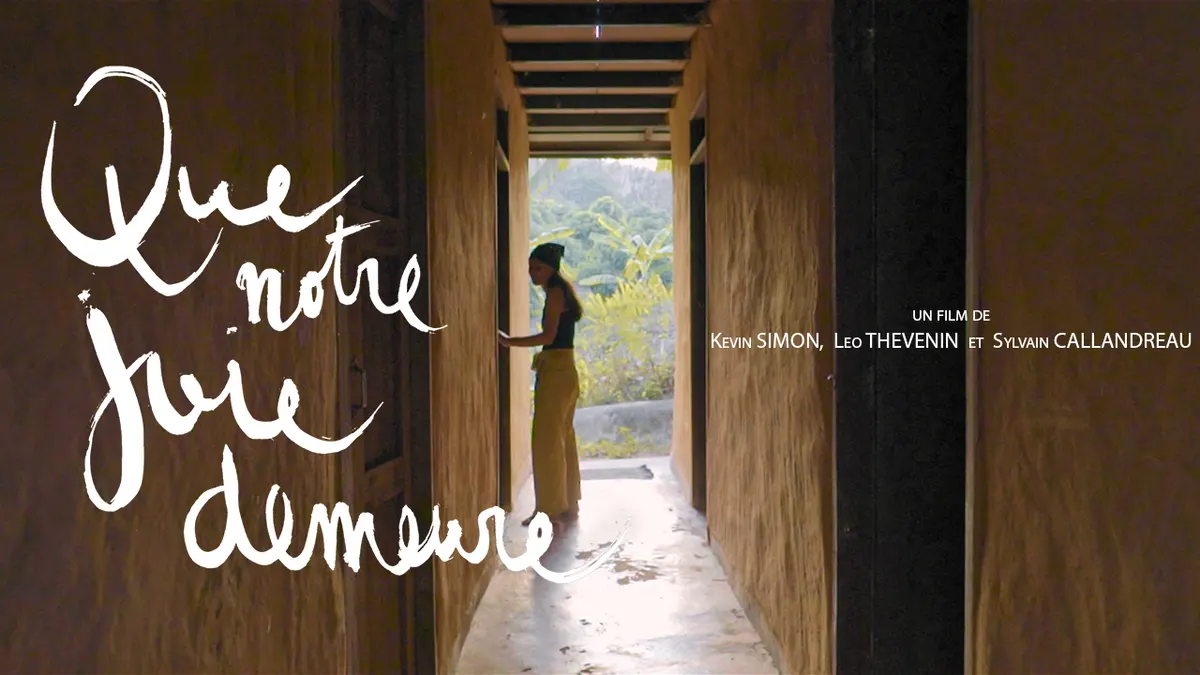 Une femme dans un couloir de lumière, image du film Que notre joie demeure