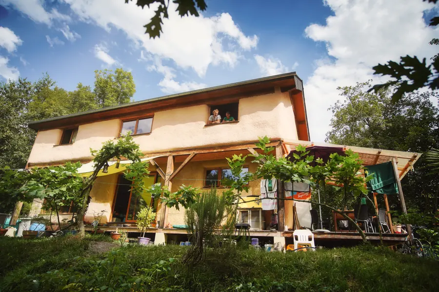 Une maison en bois entourée de jardins