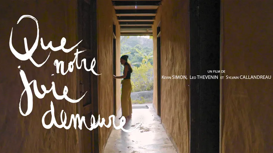Image du film Que notre joie demeure : une femme dans un couloir de bois ouvert sur la lumière
