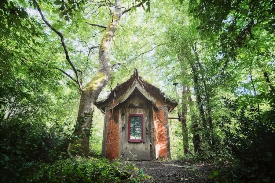 Une petite cabane en bois dans la forêt