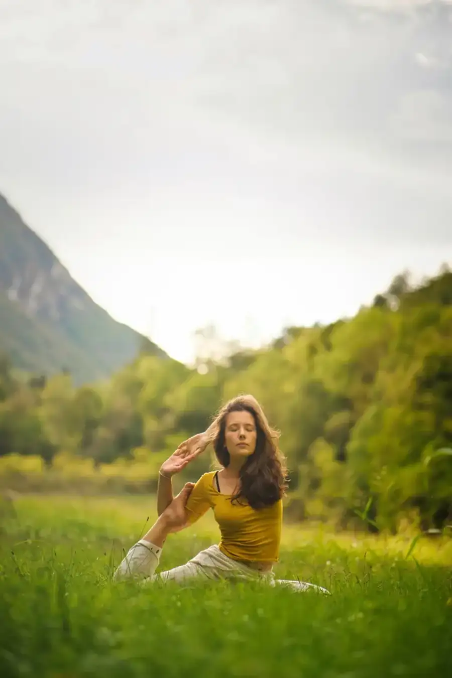 Une femme en torsion de yoga