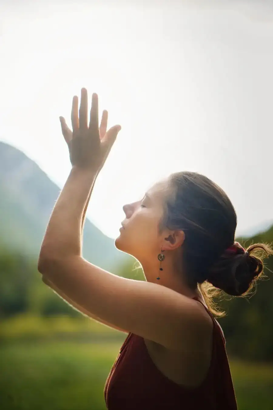 Une femme en posture de yoga dans la lumière du matin