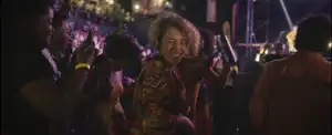 Public en fête pendant le concert de Babai Lugu, captation vidéo par Kevin Simon