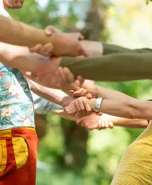 Mains qui se tiennent jalousie polyamour